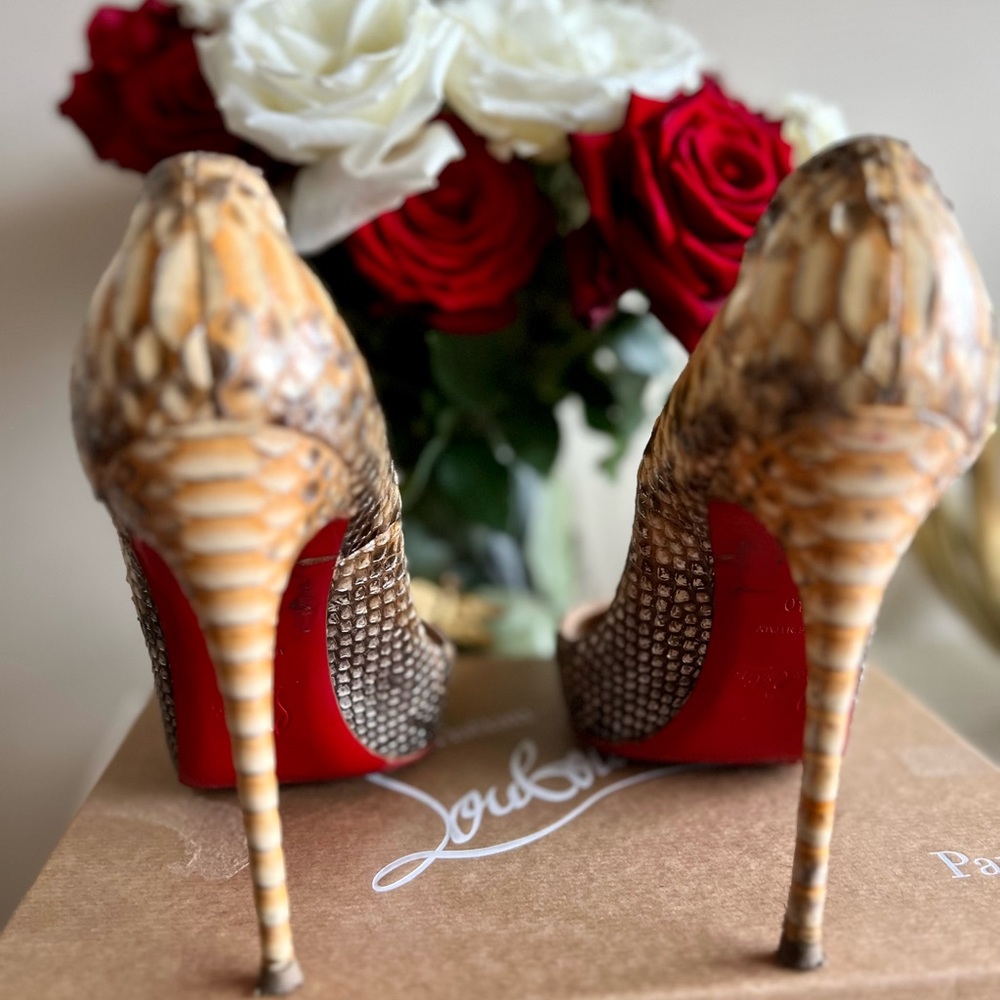 Christian Louboutin Crocodile So Kate Pump. Authentic. 40 feels like a 9.5 or 10